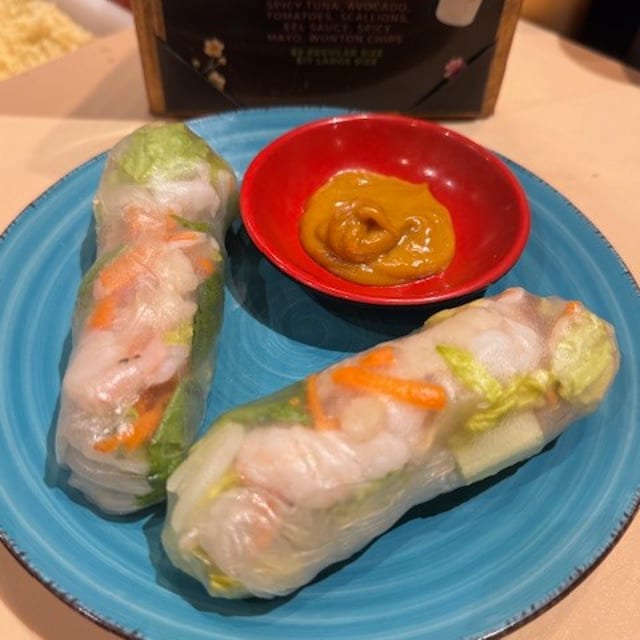 Fresh Summer Rolls (2 pcs).